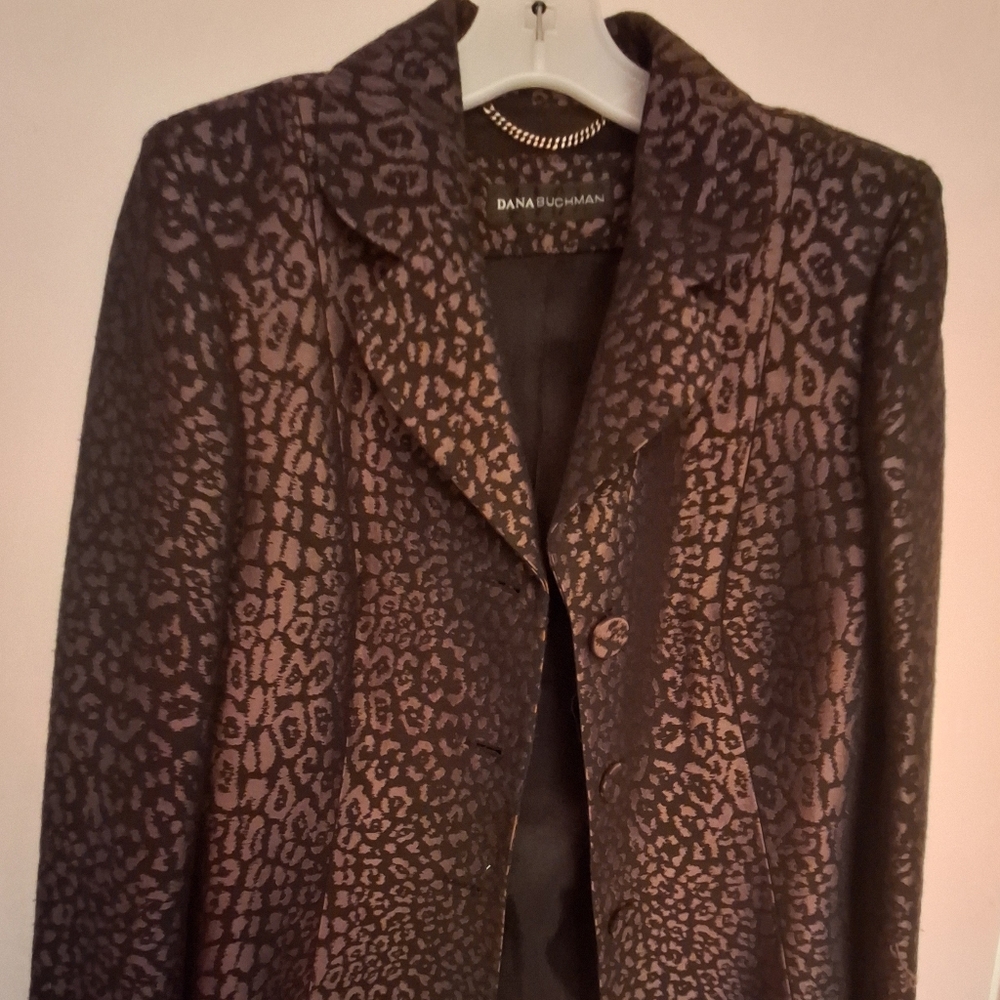 Dana Buchman Ladies Brown Animal Print Suit. Fully Lined.